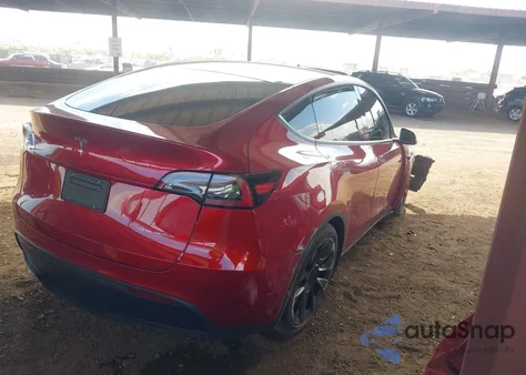 2024 Tesla Model Y Long Range Dual Motor All-Wheel Drive z USA, uszkodzony, nr VIN 7SAYGAEE7RF149712